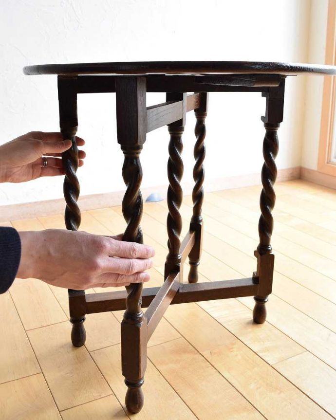 アンティークのテーブル　アンティーク家具　折りたたみも出来て便利、アンティークのフォールディングテーブル。誰でもカンタン！立てて脚を引っ張り出すだけであっという間にテーブルに。(q-1379-f)
