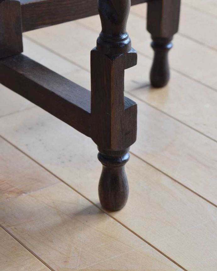 アンティークのテーブル　アンティーク家具　折りたたみも出来て便利、アンティークのフォールディングテーブル。脚の裏には･･･Handleのアンティークは、脚の裏にフェルトキーパーをお付けしています。(q-1379-f)
