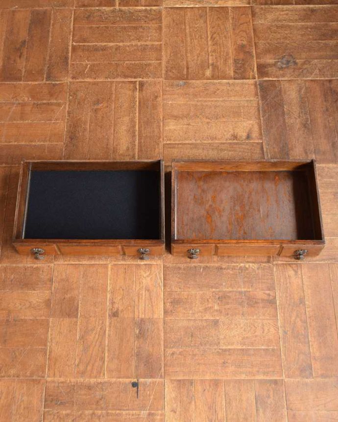 アンティークのキャビネット　アンティーク家具　重厚感ある英国輸入のアンティーク家具、ミラーバック サイドボード。もちろん引き出しの中もキレイに修復しましたもともとシルバーのカトラリーなどを入れて収納していた引き出し。(q-1380-f)