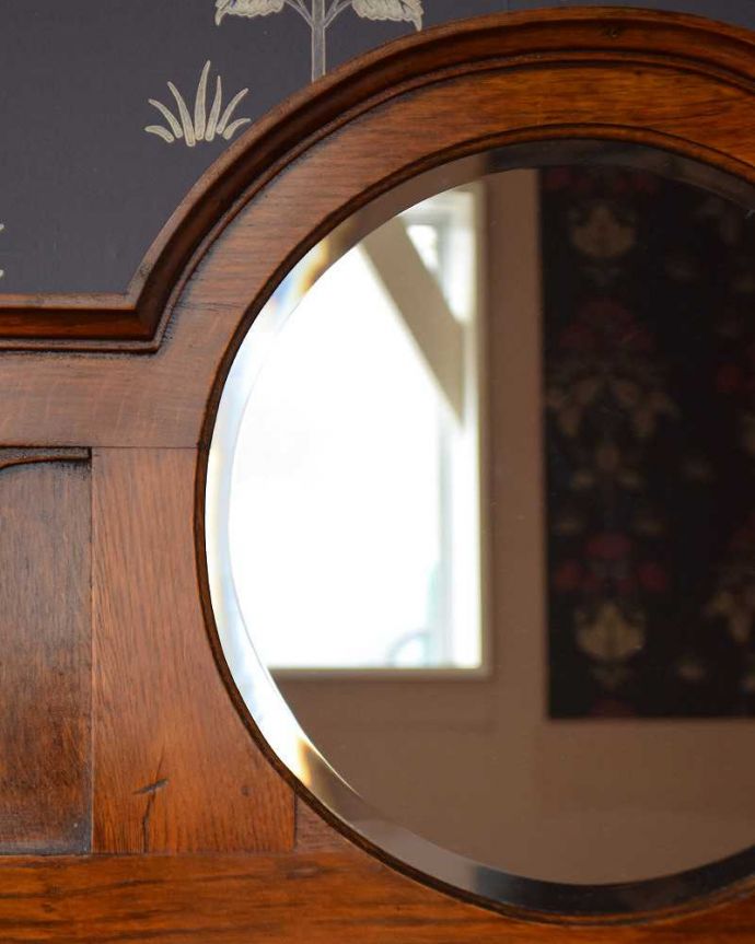 アンティークのキャビネット　アンティーク家具　重厚感ある英国輸入のアンティーク家具、ミラーバック サイドボード。美しいアンティークのミラーカッティングがキラッと輝くミラー。(q-1380-f)
