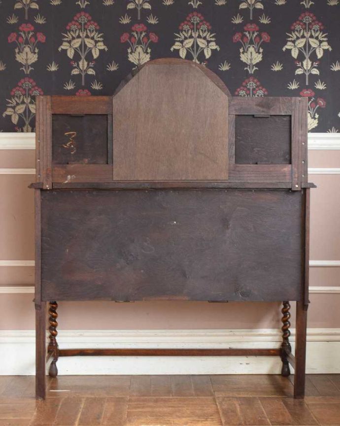 アンティークのキャビネット　アンティーク家具　重厚感ある英国輸入のアンティーク家具、ミラーバック サイドボード。もちろん、後ろ姿もキレイです。(q-1380-f)