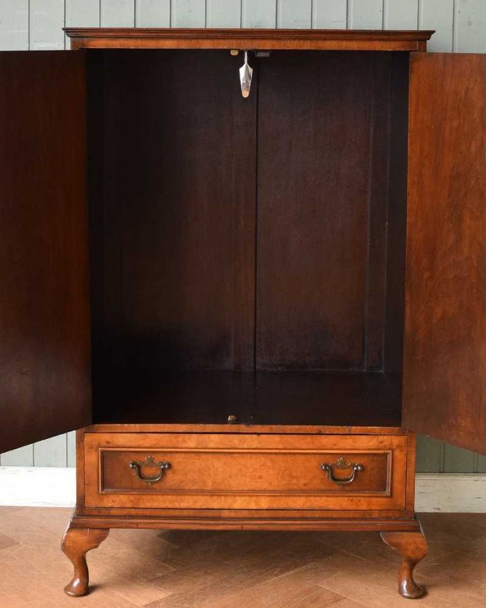 アンティークのキャビネット　アンティーク家具　英国のアンティーク家具、圧迫感を感じさせないスモールローブ（ウォルナット材）。扉を開けて中を見ると･･･こんな感じで、たっぷり収納できます。(q-1382-f)