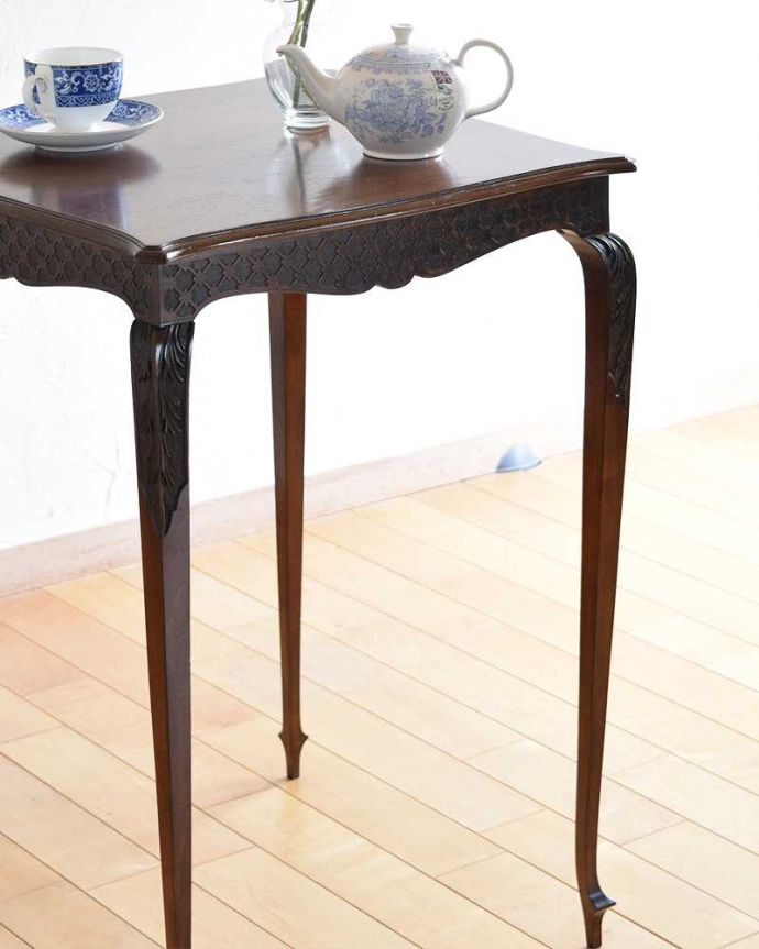 アンティークのテーブル　アンティーク家具　美しい脚のアンティーク家具、マホガニー材のサイドテーブル。上品で優雅なアンティーク凛とした雰囲気が漂うアンティークらしい立ち姿のテーブル。(q-1383-f)