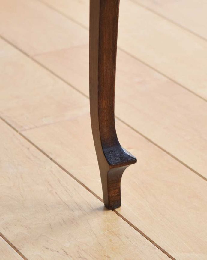 アンティークのテーブル　アンティーク家具　美しい脚のアンティーク家具、マホガニー材のサイドテーブル。持ち上げなくても移動できます！Handleのアンティークは、脚の裏にフェルトキーパーをお付けしていますので、床を滑らせてれば移動が簡単です。(q-1383-f)