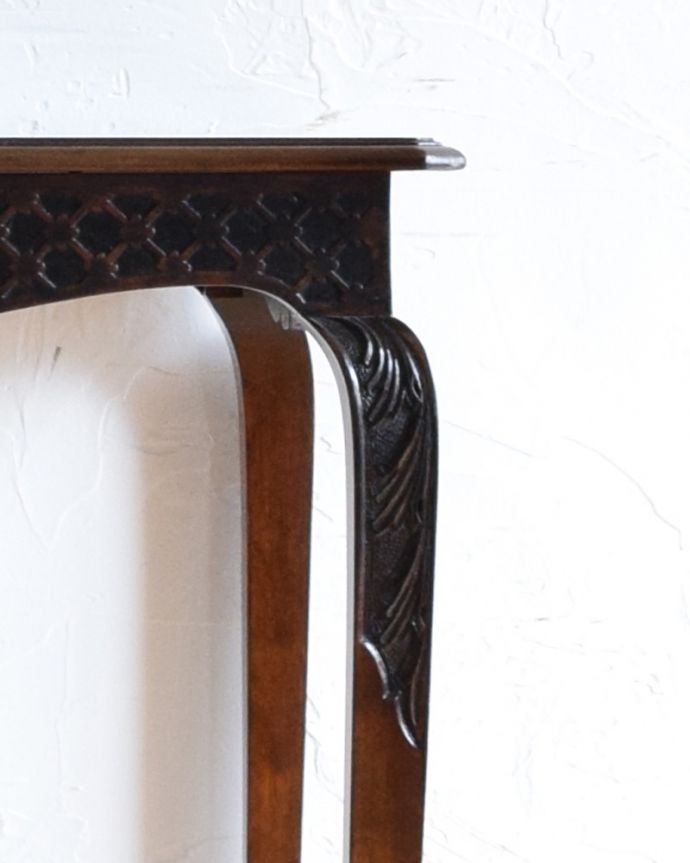 アンティークのテーブル　アンティーク家具　美しい脚のアンティーク家具、マホガニー材のサイドテーブル。うっとりする美しさアンティークだから手に入る美しい彫。(q-1383-f)