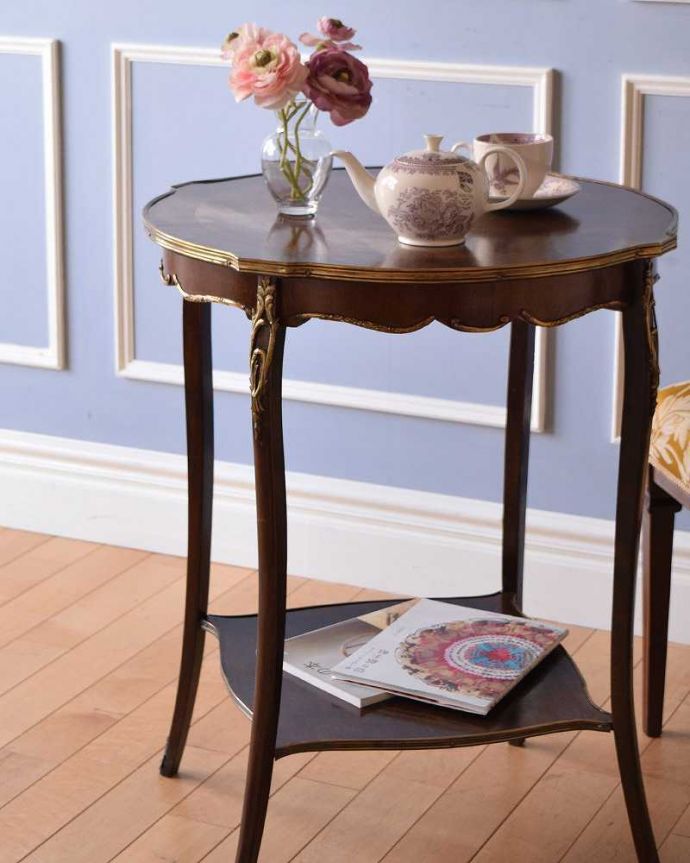 アンティークのテーブル　アンティーク家具　天板に描かれた美しいお花にうっとり、英国アンティークのオケージョナルテーブル。上品で優雅なアンティーク凛とした雰囲気が漂うアンティークらしい立ち姿のテーブル。(q-1388-f)