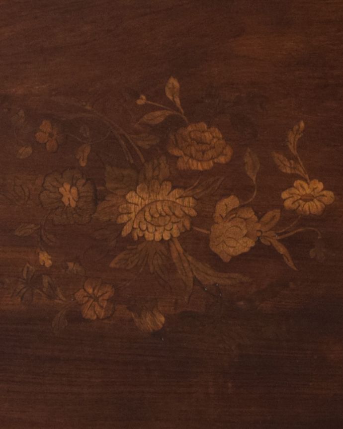 アンティークのテーブル　アンティーク家具　天板に描かれた美しいお花にうっとり、英国アンティークのオケージョナルテーブル。うっとりする美しさアンティークだから手に入る美しい彫。(q-1388-f)