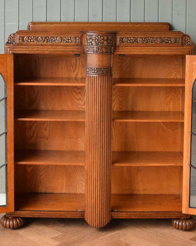 アンティークのキャビネット　アンティーク家具　華やかなアンティークの英国家具、お花の彫刻入りのブックケース（本棚） 。扉を開けると･･･重い本がたっぷり収納できるように頑丈に作られています。(q-1389-f)
