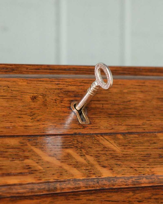 ビューロー　アンティーク家具　イギリスから輸入したアンティーク家具、オーク材の ライティングビューロー。鍵を使って開けて下さいおとぎ話から出てきたような可愛いアンティークの鍵で開け閉め出来ます。(q-1392-f)