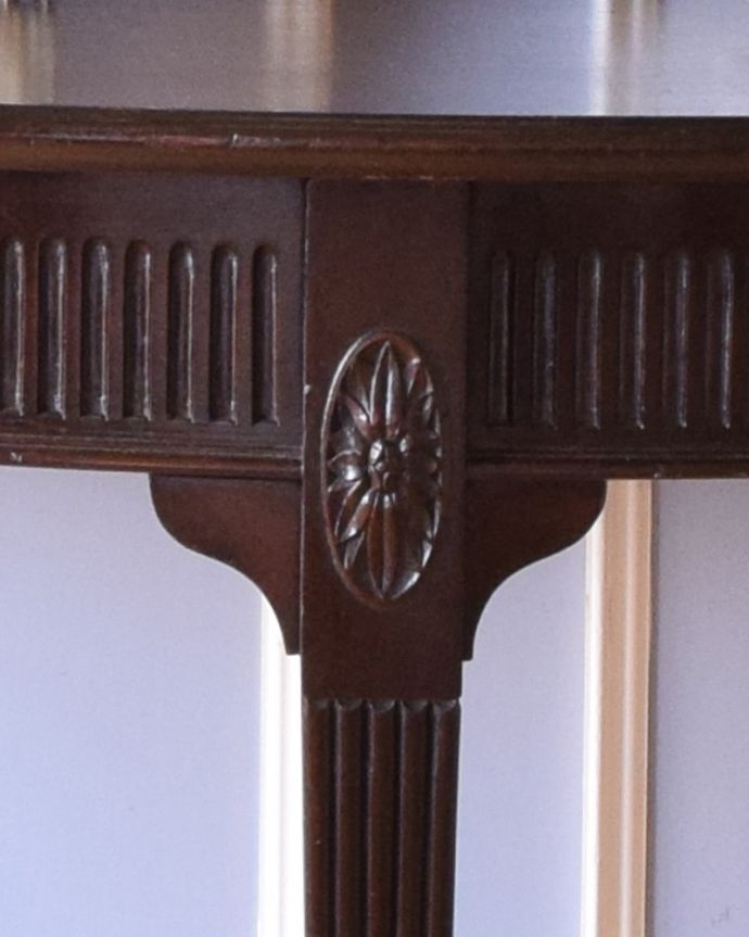 アンティークのテーブル　アンティーク家具　イギリス輸入のアンティーク家具、お花の彫りが刻まれたコンソールテーブル。うっとりする美しさアンティークだから手に入る美しい彫。(q-1393-f)