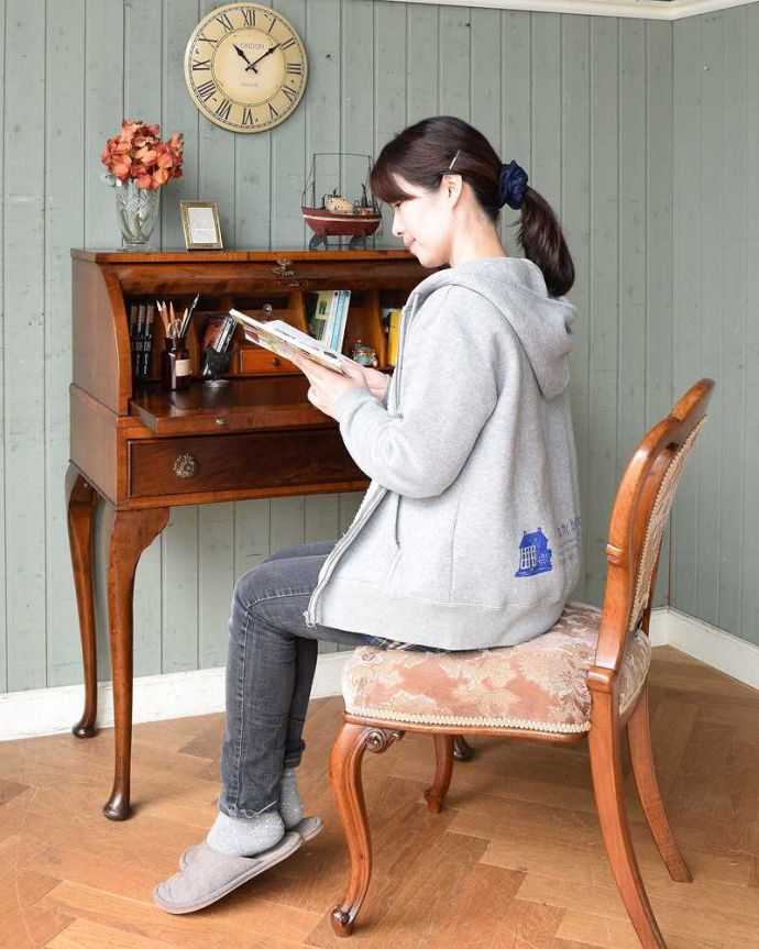 ビューロー　アンティーク家具　ウォルナット材のアンティーク英国家具、脚の曲線が美しいライティングビューローデスク 。自分だけのちょっと贅沢な時間大人のデスクに座るだけで自分だけの時間が作れるから、毎日がちょっとだけ贅沢になります。(q-1394-f)