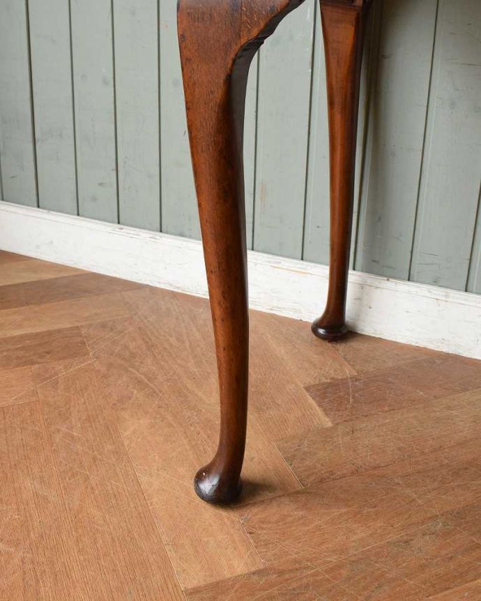ビューロー　アンティーク家具　ウォルナット材のアンティーク英国家具、脚の曲線が美しいライティングビューローデスク 。女性１人でラクラ運べちゃうんですHandleのアンティークは、脚の裏にフェルトキーパーをお付けしています。(q-1394-f)