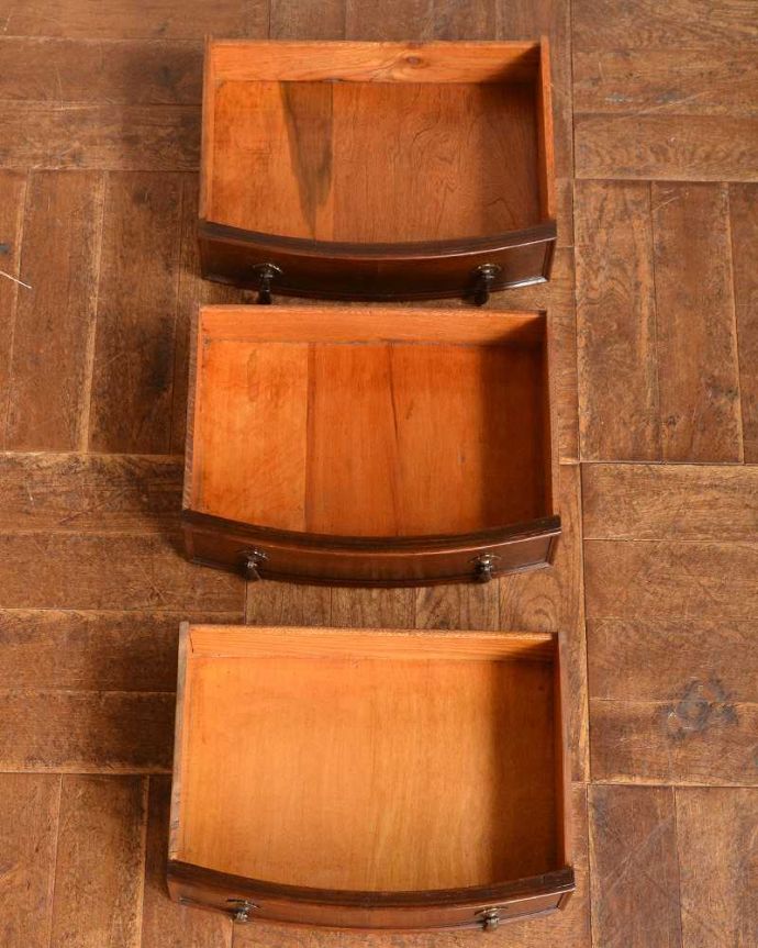 アンティークのチェスト　アンティーク家具　小さくてもお部屋の主役になる英国家具、 美しいアンティークベッドサイドチェスト。引き出しの中もとってもキレイですチェストで一番きになるのはやはり引き出しの中。(q-1395-f)