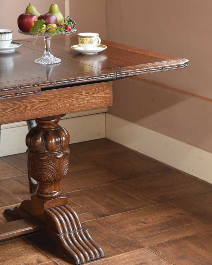 アンティークのテーブル　アンティーク家具　アンティーク英国家具、重厚な脚の装飾が美しいドローリーフテーブル（伸張式テーブル） 。やっぱり目が行く重厚なデザインの脚重厚な雰囲気のバルボスレッグと呼ばれる美しい脚が一番の特長。(q-1396-f)