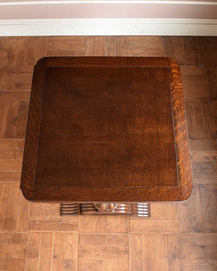 アンティークのテーブル　アンティーク家具　アンティーク英国家具、重厚な脚の装飾が美しいドローリーフテーブル（伸張式テーブル） 。上から見るとこんな形リーフを開く前はこんな形です。(q-1396-f)