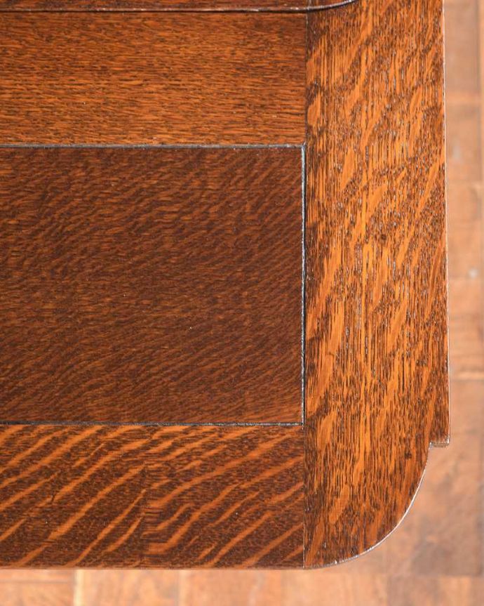アンティークのテーブル　アンティーク家具　アンティーク英国家具、重厚な脚の装飾が美しいドローリーフテーブル（伸張式テーブル） 。近づいて見てみると、天板はこんな感じです。(q-1396-f)