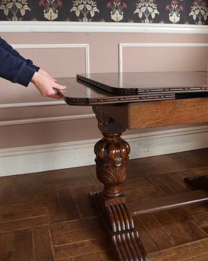 アンティークのテーブル　アンティーク家具　アンティーク英国家具、重厚な脚の装飾が美しいドローリーフテーブル（伸張式テーブル） 。誰でもカンタン！引っ張るだけでOK。(q-1396-f)