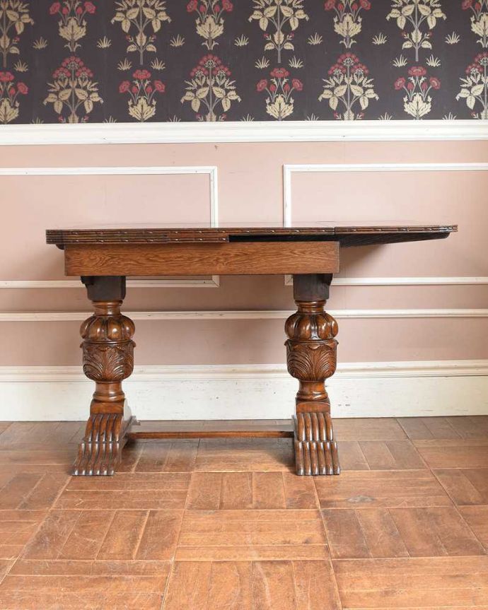 アンティークのテーブル　アンティーク家具　アンティーク英国家具、重厚な脚の装飾が美しいドローリーフテーブル（伸張式テーブル） 。片方だけ開いてもOK片方のリーフだけを開くとこんな感じ。(q-1396-f)
