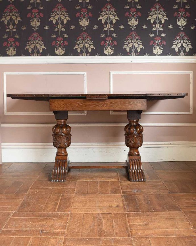 アンティークのテーブル　アンティーク家具　アンティーク英国家具、重厚な脚の装飾が美しいドローリーフテーブル（伸張式テーブル） 。両方開くと大きなサイズ！家族が増えた時やみんなが集まった時、両方のリーフを開けば大きなサイズに。(q-1396-f)