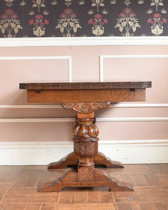アンティークのテーブル　アンティーク家具　アンティーク英国家具、重厚な脚の装飾が美しいドローリーフテーブル（伸張式テーブル） 。こちら側から見てみると･･･アンティークは新品ではないので経年変化によるキズはありますが、専門の職人がしっかり修復しました。(q-1396-f)
