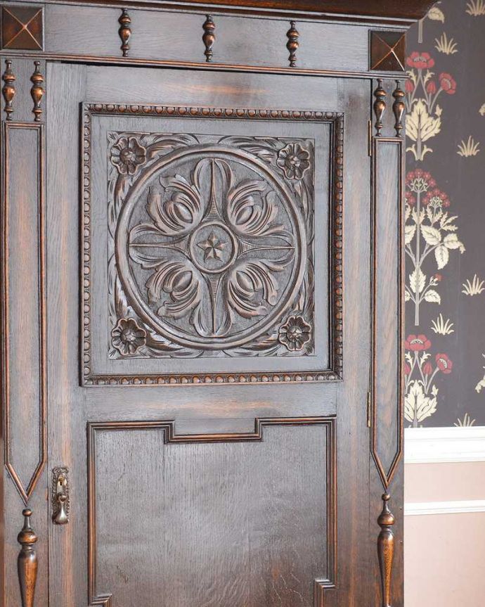 ワードローブ　アンティーク家具　英国らしい紳士のアンティーク家具、扉の装飾が美しいワードローブ（ホールローブ）。アンティークらしい装飾が魅力サイズの大きい家具だからこそ、やっぱり美しい装飾がアンティークの魅力。(q-1397-f)