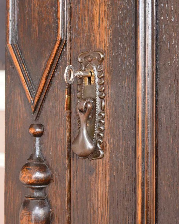 ワードローブ　アンティーク家具　英国らしい紳士のアンティーク家具、扉の装飾が美しいワードローブ（ホールローブ）。鍵を使って開けてみましょうアンティークの鍵が付いています。(q-1397-f)