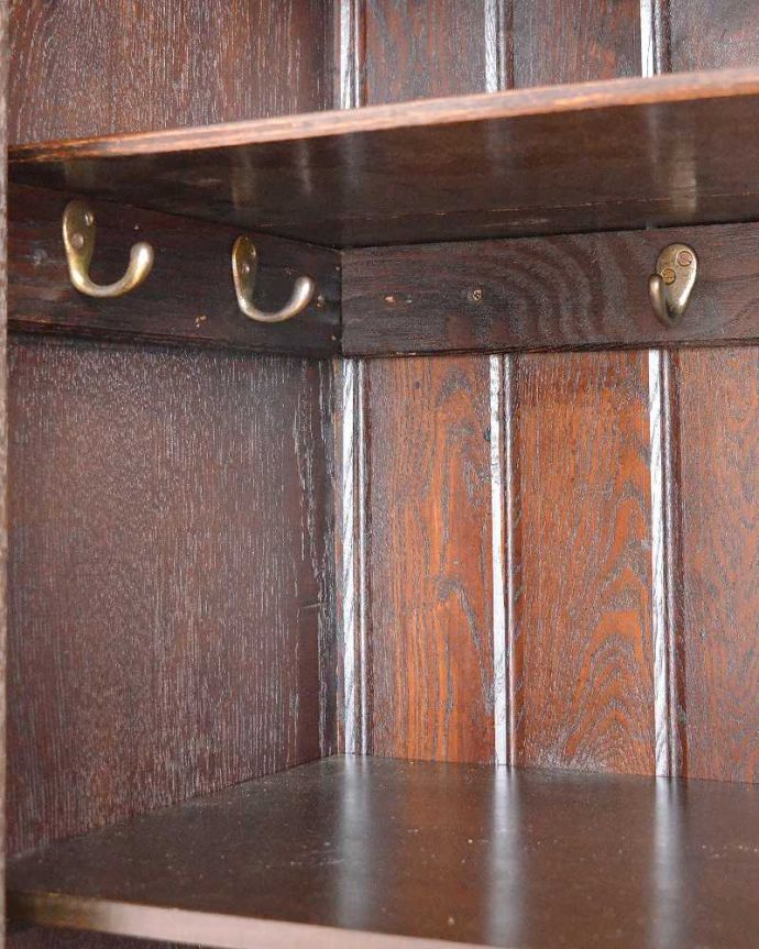 ワードローブ　アンティーク家具　英国らしい紳士のアンティーク家具、扉の装飾が美しいワードローブ（ホールローブ）。お洋服を掛ける場所ポールが付いているので、ここにハンガーを掛けてください。(q-1397-f)