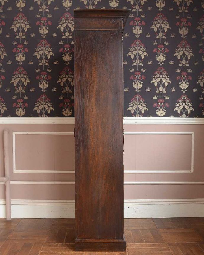 ワードローブ　アンティーク家具　英国らしい紳士のアンティーク家具、扉の装飾が美しいワードローブ（ホールローブ）。横から見た姿もステキ正面だけじゃなく横から見るとこんな感じです。(q-1397-f)