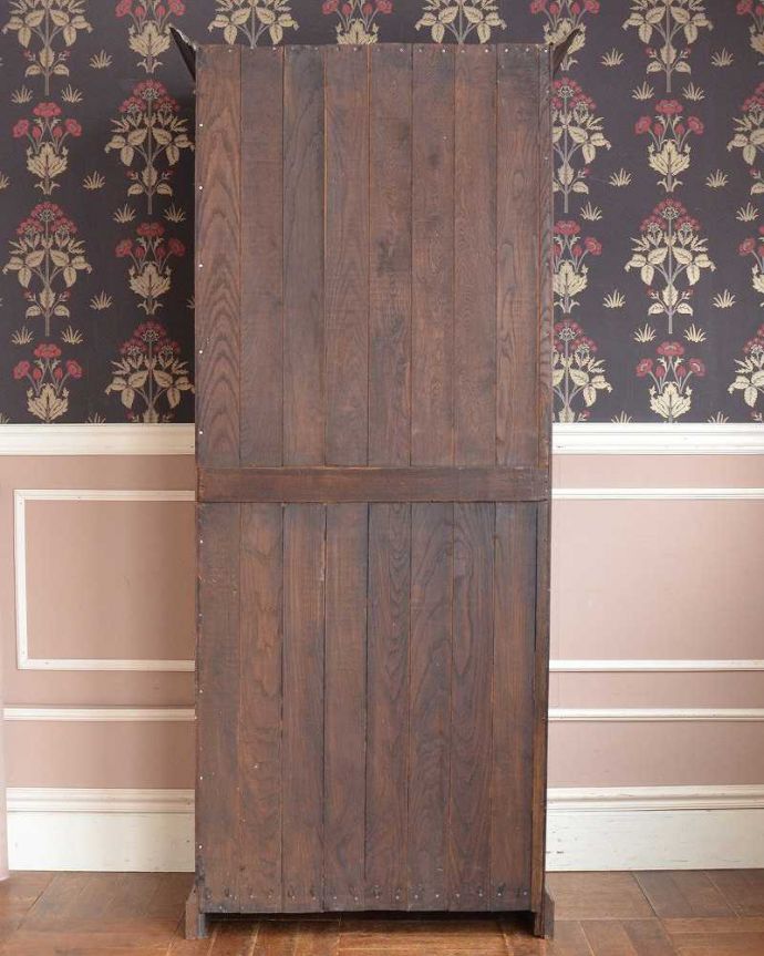 ワードローブ　アンティーク家具　英国らしい紳士のアンティーク家具、扉の装飾が美しいワードローブ（ホールローブ）。実は後ろ姿もキレイなんです。(q-1397-f)