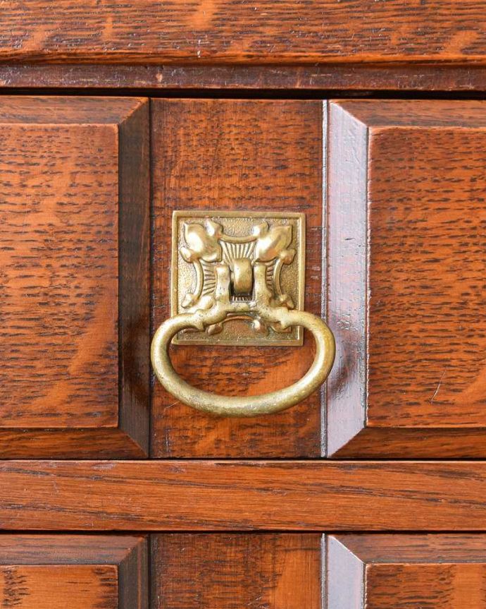 サイドボード　アンティーク家具　ガラスの扉も付いた、英国のめずらしいアンティークサイドボード。取っ手にまでアンティークらしさ時間の流れが感じられる凝ったデザインの味わい深い取っ手。(q-1399-f)