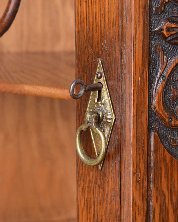 サイドボード　アンティーク家具　ガラスの扉も付いた、英国のめずらしいアンティークサイドボード。鍵もついています開くたびにまるで宝箱を開けるようにドキドキ。(q-1399-f)