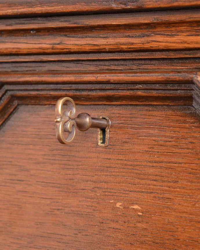 アンティークのチェスト　アンティーク家具　英国スタイルのインテリアに、オーク材の中々出会えないアンティークチェスト。大切なものも収納出来ますおとぎ話に出てくるような可愛いアンティークの鍵が付いています。(q-1401-f)