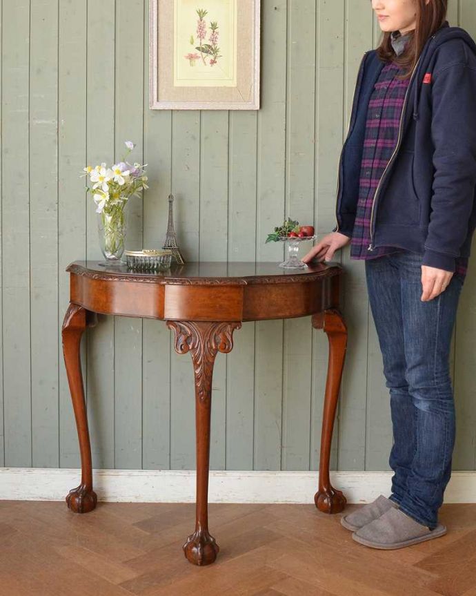 アンティークのテーブル　アンティーク家具　英国のアンティーク家具、脚の先まで美しいコンソールテーブル（ウォルナット材）。壁にピタッと付けるだけで出来るおしゃれコーナーハーフムーン型のコンソールテーブルは見せる場所を作ってくれる最強のアンティーク家具。(q-1402-f)