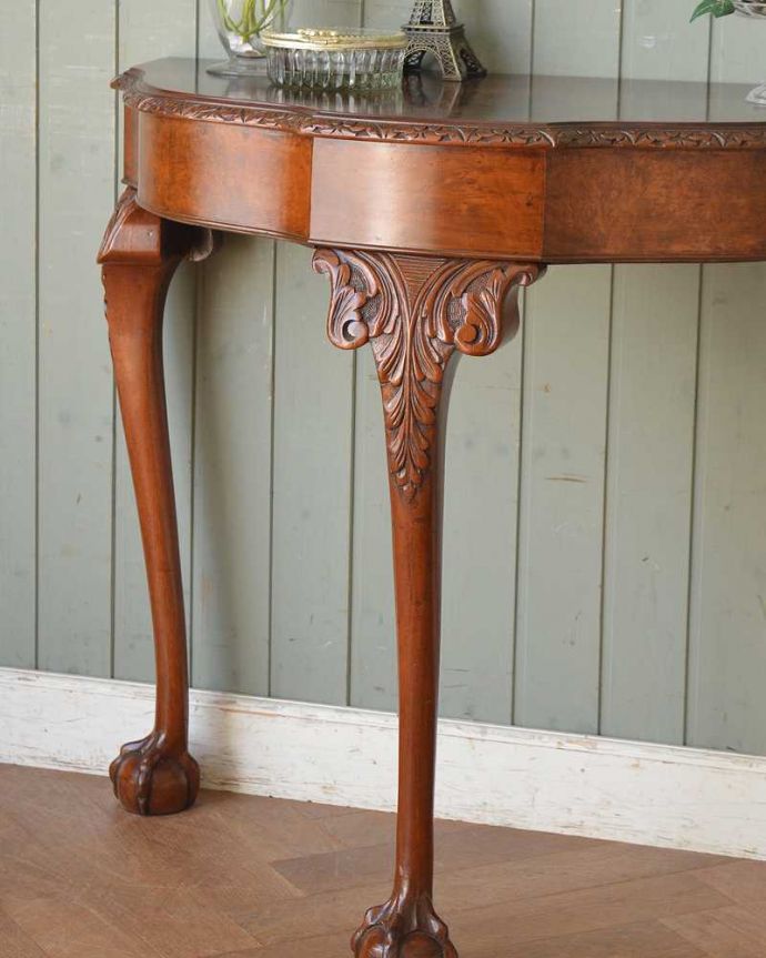 アンティークのテーブル　アンティーク家具　英国のアンティーク家具、脚の先まで美しいコンソールテーブル（ウォルナット材）。美しいデザインが印象的実用性を求めない見せ場を作ってくれるコンソールは、何より見た目が重要。(q-1402-f)