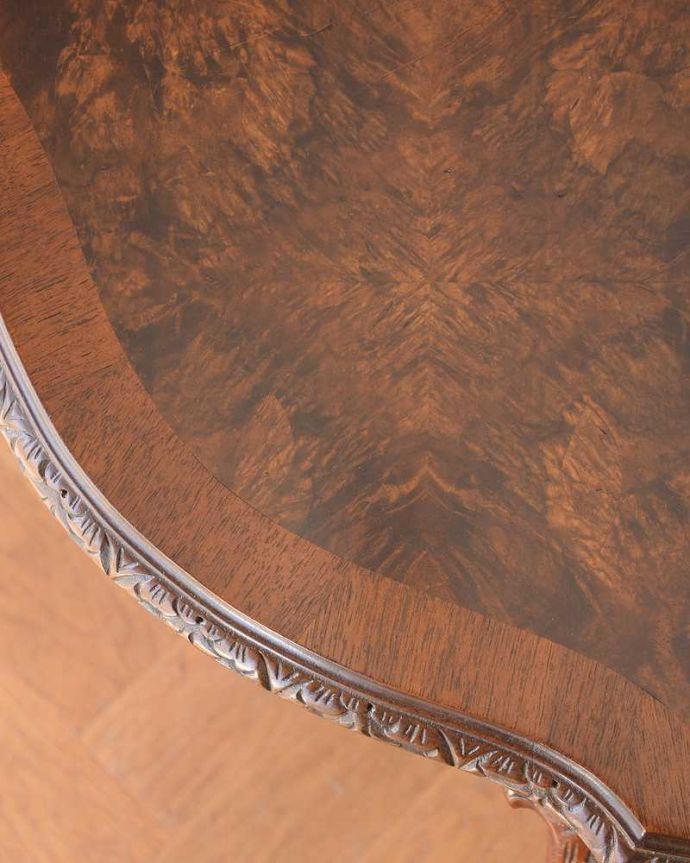アンティークのテーブル　アンティーク家具　英国のアンティーク家具、脚の先まで美しいコンソールテーブル（ウォルナット材）。修復には自信がありますHandleでは専門の職人が修復する際、古い塗装を剥離してキレイにお直ししています。(q-1402-f)