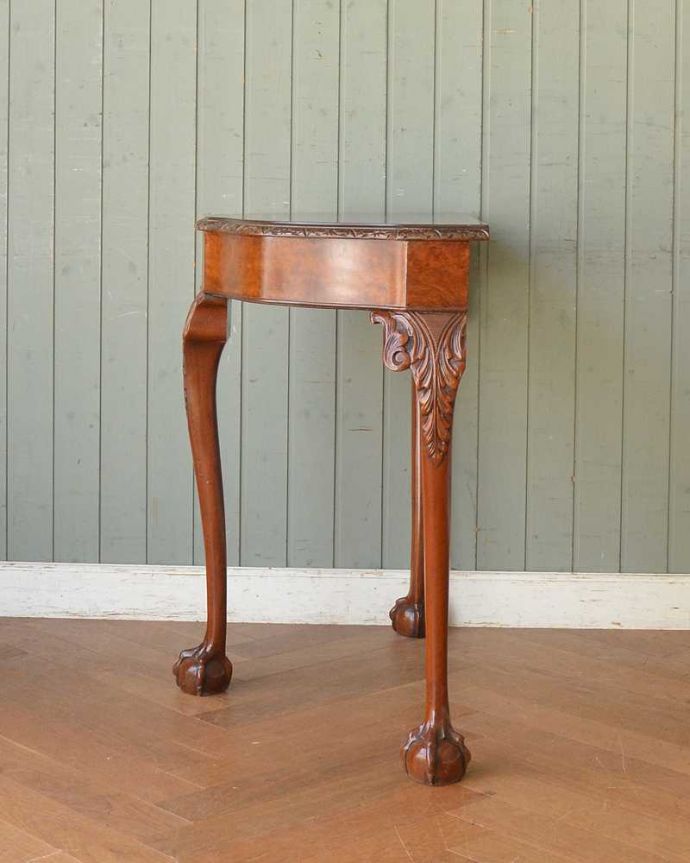 アンティークのテーブル　アンティーク家具　英国のアンティーク家具、脚の先まで美しいコンソールテーブル（ウォルナット材）。グルッと180度。(q-1402-f)