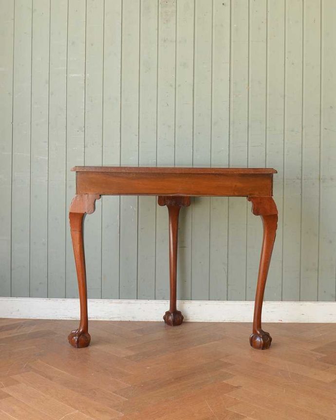 アンティークのテーブル　アンティーク家具　英国のアンティーク家具、脚の先まで美しいコンソールテーブル（ウォルナット材）。後ろ姿にも自信があります。(q-1402-f)