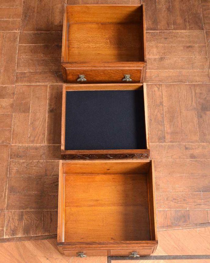 サイドボード　アンティーク家具　彫刻のデザインが美しいサイドボード、アンティークの英国家具。引き出しの中もキレイに修復しましたもともとカトラリーを入れて使っていた引き出し。(q-1405-f)