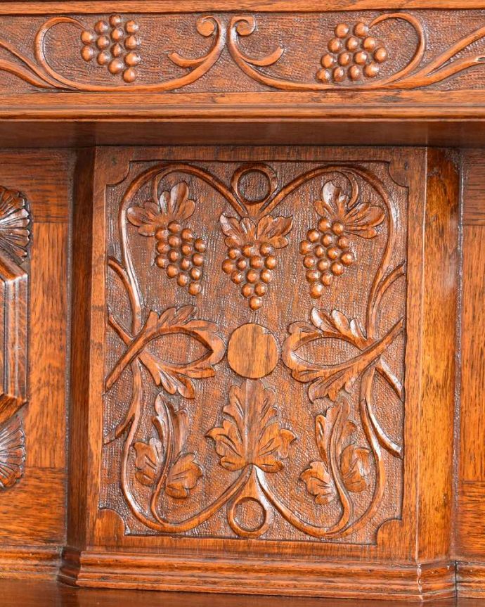 サイドボード　アンティーク家具　彫刻のデザインが美しいサイドボード、アンティークの英国家具。至る所に繊細な彫いろんな彫のデザインがありますが、個人的に美しいと思える女性らしく優雅なデザインを選んできました。(q-1405-f)