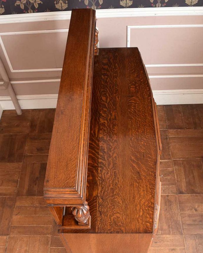 サイドボード　アンティーク家具　彫刻のデザインが美しいサイドボード、アンティークの英国家具。上から見てるとこんな感じです。(q-1405-f)