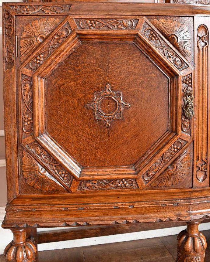 サイドボード　アンティーク家具　彫刻のデザインが美しいサイドボード、アンティークの英国家具。惚れ惚れするような美しさとっても堅い無垢材に一体どうやって彫っていったんでしょう？アンティークらしく細かい彫りを眺めているだけでうっとりしてしまいます。(q-1405-f)