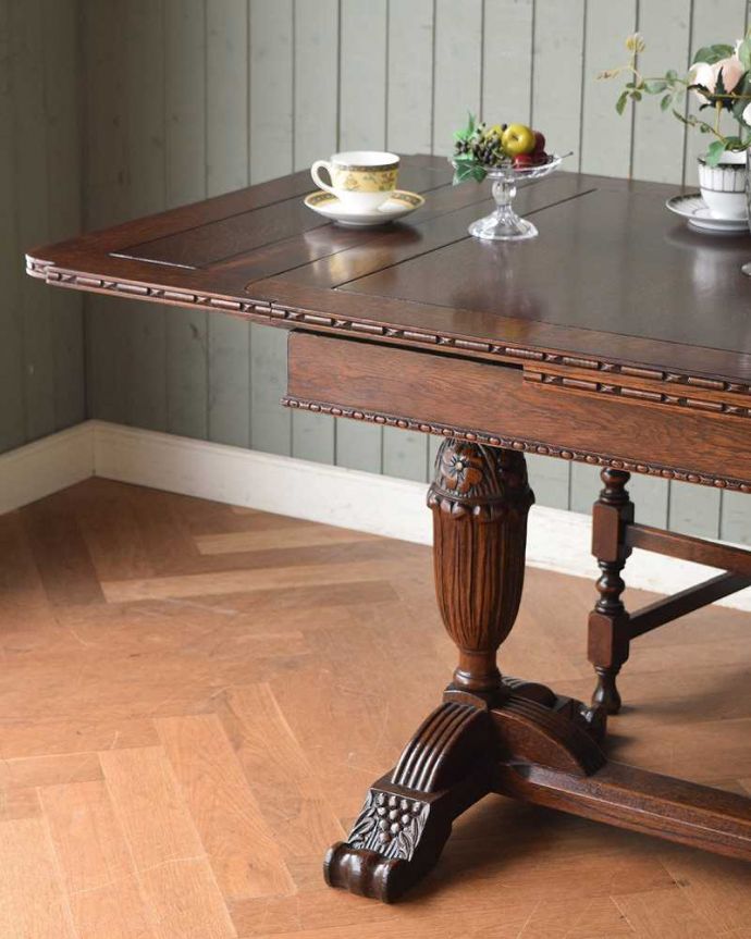 アンティークのテーブル　アンティーク家具　英国らしい重厚な脚の伸長式のテーブル、アンティークのドローリーフテーブル。やっぱり目が行く重厚なデザインの脚重厚な雰囲気のバルボスレッグと呼ばれる美しい脚が一番の特長。(q-1407-f)
