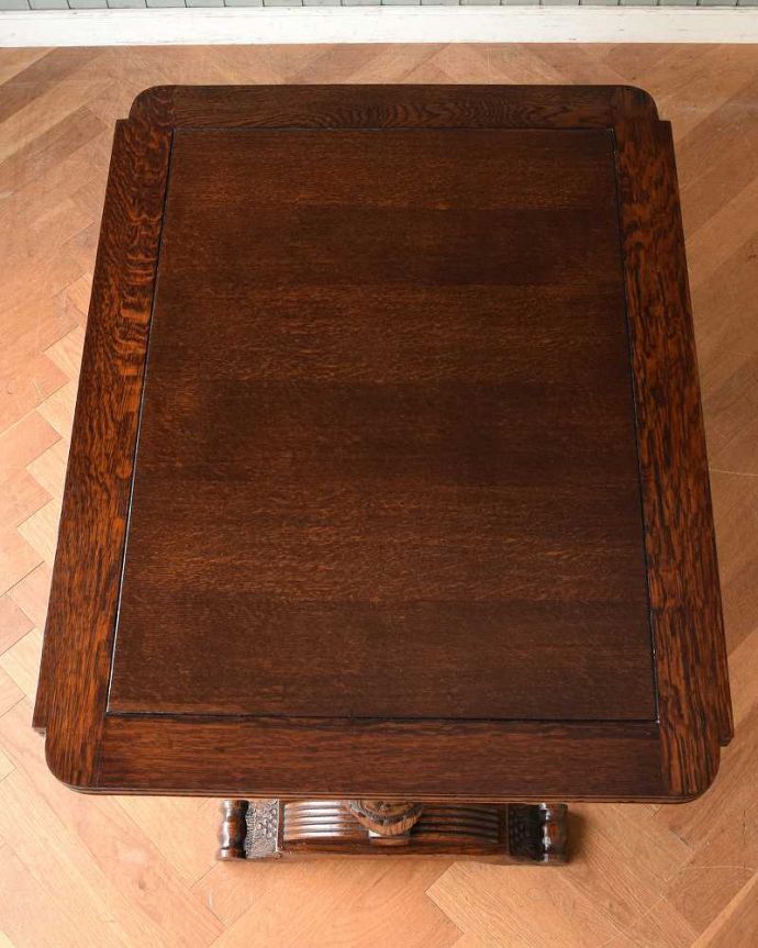 アンティークのテーブル　アンティーク家具　英国らしい重厚な脚の伸長式のテーブル、アンティークのドローリーフテーブル。上から見るとこんな形リーフを開く前はこんな形です。(q-1407-f)