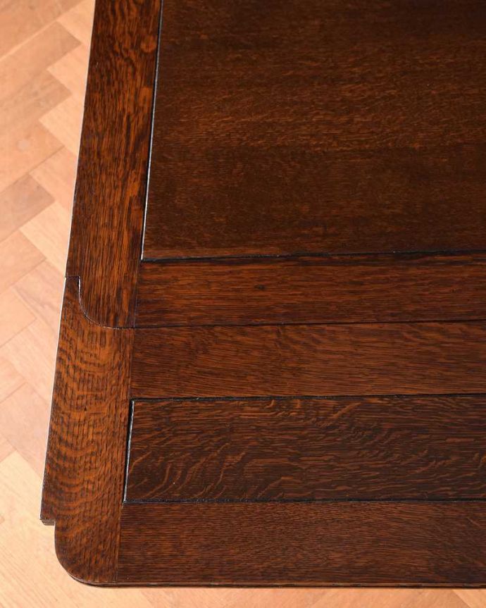 アンティークのテーブル　アンティーク家具　英国らしい重厚な脚の伸長式のテーブル、アンティークのドローリーフテーブル。近づいて見てみると、天板はこんな感じです。(q-1407-f)