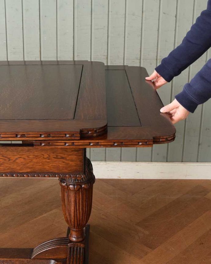 アンティークのテーブル　アンティーク家具　英国らしい重厚な脚の伸長式のテーブル、アンティークのドローリーフテーブル。誰でもカンタン！引っ張るだけでOK。(q-1407-f)