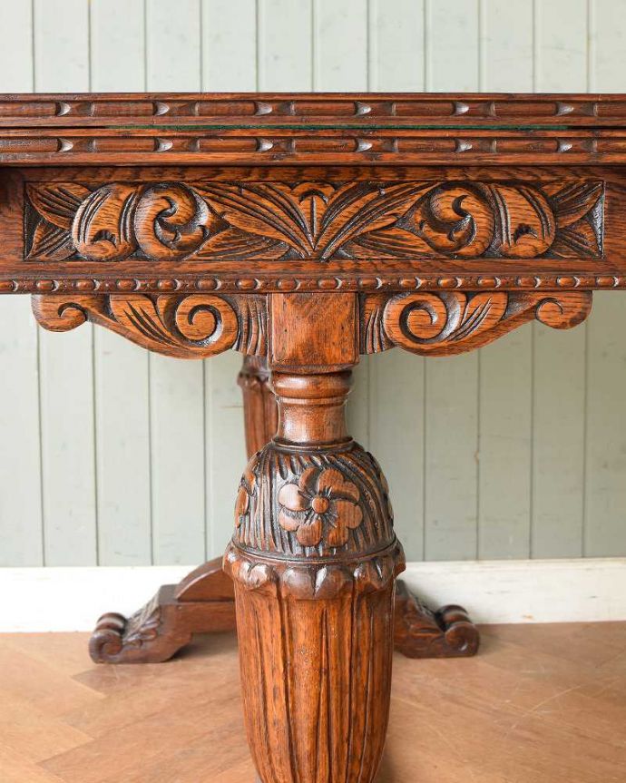 アンティークのテーブル　アンティーク家具　英国らしい重厚な脚の伸長式のテーブル、アンティークのドローリーフテーブル。いろんな場所にこだわり彫のデザインもいろいろです。(q-1407-f)