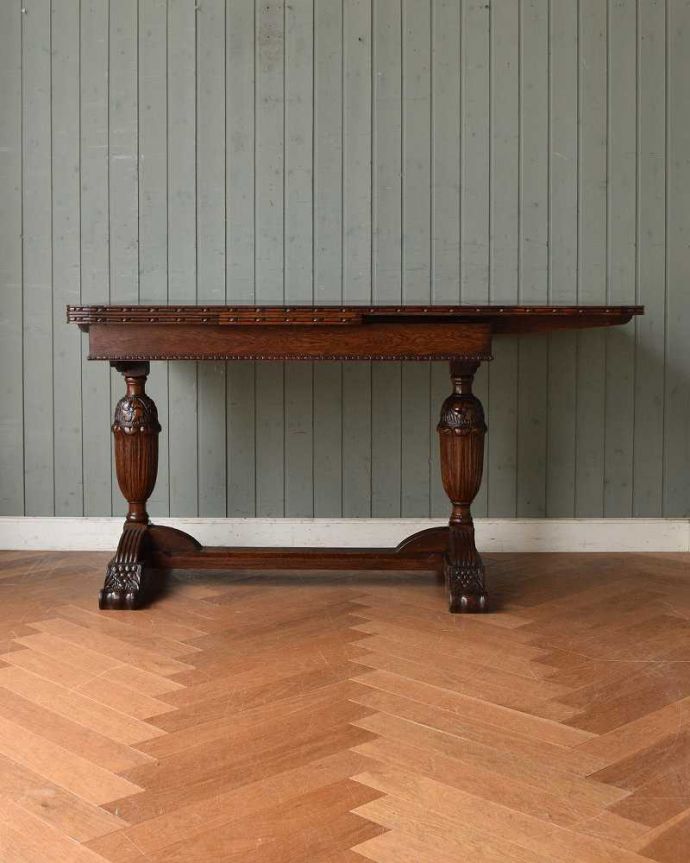 アンティークのテーブル　アンティーク家具　英国らしい重厚な脚の伸長式のテーブル、アンティークのドローリーフテーブル。片方だけ開いてもOK片方のリーフだけを開くとこんな感じ。(q-1407-f)