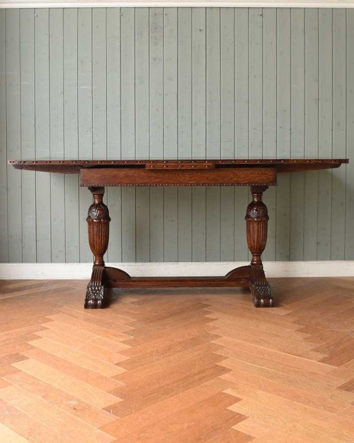 アンティークのテーブル　アンティーク家具　英国らしい重厚な脚の伸長式のテーブル、アンティークのドローリーフテーブル。両方開くと大きなサイズ！家族が増えた時やみんなが集まった時、両方のリーフを開けば大きなサイズに。(q-1407-f)