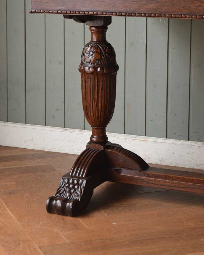 英国らしい重厚な脚の伸長式のテーブル、アンティークのドローリーフ 