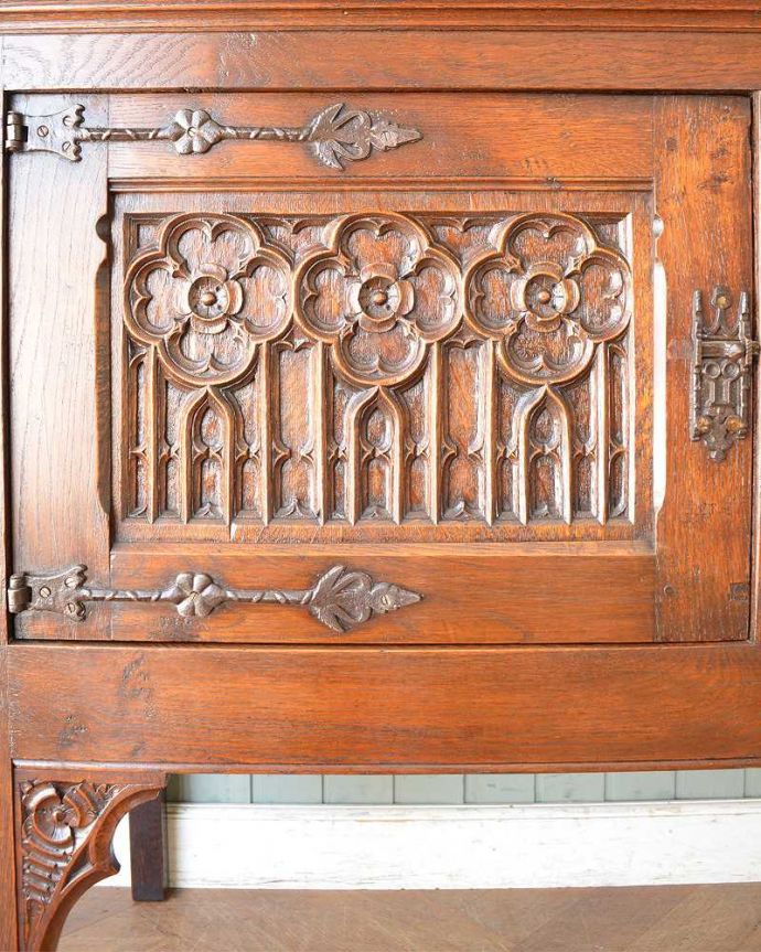 アンティークのキャビネット　アンティーク家具　アンティークの英国家具、飾ったアイテムを惹き立てるウェルッシュドレッサー（食器棚）。英国アンティークらしい美しい彫凝った彫りのデザインに惚れ惚れ。(q-1409-f)